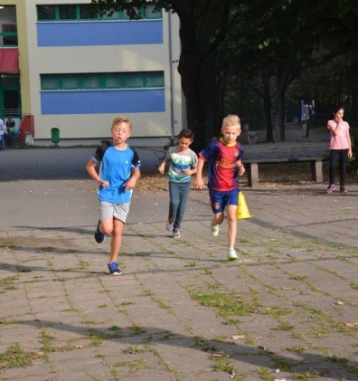 im rechten Foto der Lauf beim Schulfest 2016 zum 25-jährigen Jubiläum.